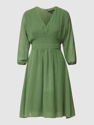 Knielanges Kleid mit V-Ausschnitt Modell 'Mai' von comma Grün - 34