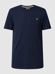 T-shirt z detalem z logo model ‘AKROD’ od Anerkjendt - 34