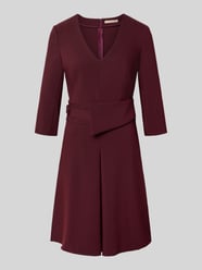 Knielanges Cocktailkleid mit V-Ausschnitt von Rinascimento Bordeaux - 38