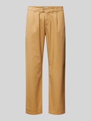 Spodnie o kroju regular fit z zakładkami w pasie i szlufkami na pasek od Thinking Mu - 48