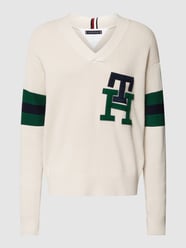 Strickpullover mit  V-Ausschnitt Modell 'MONOGRAM VARSITY V NECK' von Tommy Hilfiger Weiß - 1