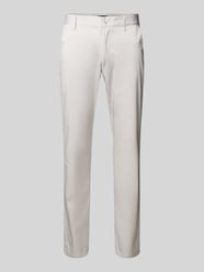 Chinosy o kroju regular fit z wpuszczanymi kieszeniami od Christian Berg Men - 20