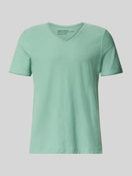 T-Shirt mit V-Ausschnitt und Rollsaum von MCNEAL - 38