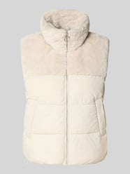 Kamizelka pikowana o kroju regular fit z obszyciem ze sztucznego futra model ‘WANJA’ od Only - 47