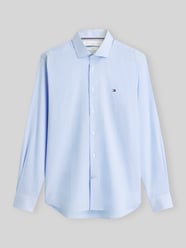 Slim Fit Businesshemd mit Logo-Stickerei von Tommy Hilfiger - 36