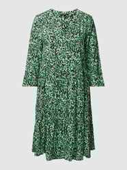 Kleid aus reiner Viskose mit Allover-Muster von comma Grün - 19