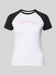 Slim Fit T-Shirt mit Rundhalsausschnitt und Logo von GUESS Jeans - 13