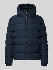 Kurtka pikowana z kapturem i bocznymi kieszeniami zapinanymi na zamek błyskawiczny od Superdry - 42