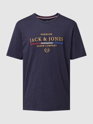 T-shirt z wyhaftowanym logo i motywem model ‘BLUTRAVIS’ od Jack & Jones Premium Niebieski - 45
