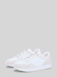 Sneakersy ze skóry welurowej z detalami z siateczki od Tommy Hilfiger - 3