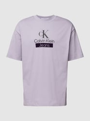 T-shirt z nadrukiem z logo od Calvin Klein Jeans Fioletowy - 7