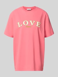T-shirt z nadrukiem z napisem i okrągłym dekoltem od OH APRIL Fuksjowy - 24