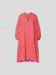 Knielanges Kleid mit Lochstickereien von Devotion Pink - 4