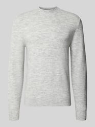 sweter z dzianiny o kroju regular fit z prążkowanymi wykończeniami od MCNEAL - 30