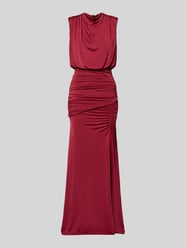 Abendkleid mit Drapierungen und Wasserfall-Ausschnitt von Lipsy Bordeaux - 32