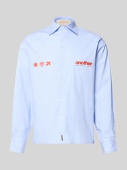 Koszula casualowa o kroju regular fit z nadrukami z logo i kołnierzykiem typu cutaway od ANOTHER COTTON LAB - 1