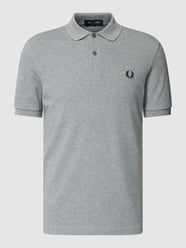 Koszulka polo z wyhaftowanym logo model ‘PLAIN’ od Fred Perry Szary - 21