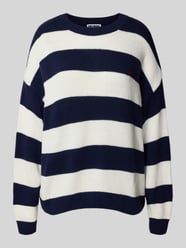 Sweter z dzianiny o kroju relaxed fit ze wzorem w paski od Review - 41