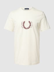 T-shirt z wyhaftowanym logo od Fred Perry Biały - 34