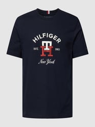 T-Shirt mit Label-Stitching Modell 'CURVED MONOGRAM' von Tommy Hilfiger Blau - 11