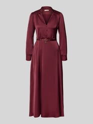 Abendkleid aus Satin mit V-Ausschnitt und Gürtel von Rinascimento Bordeaux - 16
