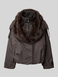 kurtka o kroju regular fit z obszyciem sztucznym futrem model 'Olina' od Gestuz - 10