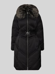 Płaszcz pikowany z paskiem model ‘ALIENOR’ od Guess - 16