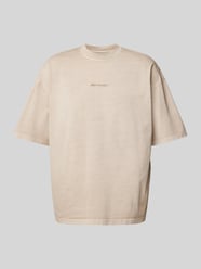 Boxy Fit T-Shirt mit Label-Stitching von Pegador Beige - 11