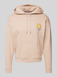 Hoodie mit Label-Print Modell 'Another Day in Paradise' von On Vacation Beige - 13