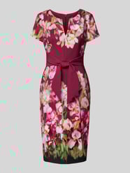 Knielange kokerjurk met strikdetail van Adrianna Papell - 17