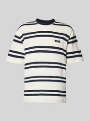 t-shirt z detalem z logo od GUESS - 1