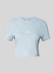 Cropped T-Shirt mit Label-Stitching von ADIDAS SPORTSWEAR Blau - 33