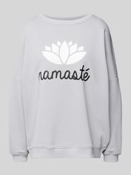 Sweatshirt mit Statement-Print Modell 'Double namaste' von miss goodlife Grau - 40