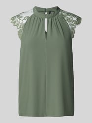 Top bluzkowy o kroju regular fit z dodatkiem koronki model ‘MILLA’ od Vero Moda - 27