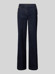 Flared Jeans mit Zierknöpfen von comma - 18