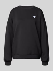 Sweter o kroju relaxed fit z wyhaftowanym sercem Model 'TALIA' od PIECES - 24