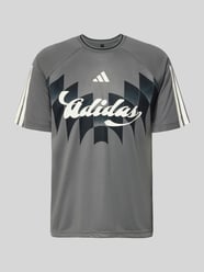 T-shirt o kroju regular fit z nadrukiem z logo od adidas Sportswear - 30
