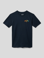 T-shirt z nadrukiem z logo model ‘ARCH’ od Billabong Niebieski - 41