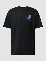T-Shirt mit Motiv-Print Modell 'GRID HEAD BUTTERFLY OVERS' von Mister Tee Schwarz - 20