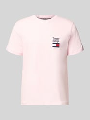 T-shirt z czystej bawełny w kroju regular fit model 'BRAND LOVE TEXT' od Tommy Hilfiger Fuksjowy - 42
