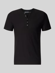 T-Shirt mit V-Ausschnitt und Knopfleiste von MCNEAL - 14