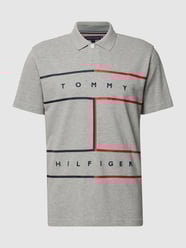 Koszulka polo o kroju regular fit z bawełny ekologicznej z nadrukiem w kontrastowym kolorze od Tommy Hilfiger Szary - 33