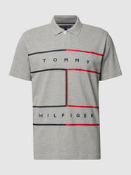 Regular Fit Poloshirt aus Bio-Baumwolle mit kontrastivem Print von Tommy Hilfiger Grau - 29