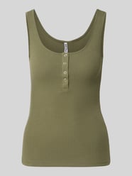 Top typu tank w kroju slim fit z mieszanki bawełny ekologicznej model 'KITTE' od PIECES - 43