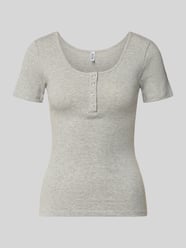 t-shirt o kroju slim fit z mieszanka bawełny model 'KITTE' od PIECES - 33