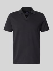 Slim Fit Poloshirt mit V-Ausschnitt von MCNEAL - 37