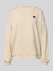 Sweter o kroju relaxed fit z wyhaftowanym sercem Model 'TALIA' od PIECES - 34
