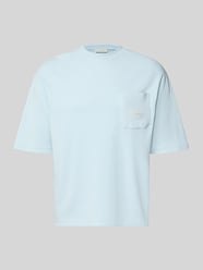 t-shirt z fakturowanym wzorem i wyhaftowanym logo od PROHIBITED - 4