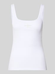 Top o kroju slim fit z nadrukiem z logo model „Scoop” od Calvin Klein Jeans - 32