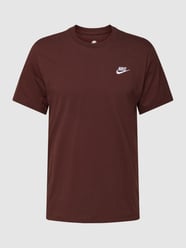 T-Shirt mit Logo-Stitching Modell 'CLUB' von Nike Braun - 13